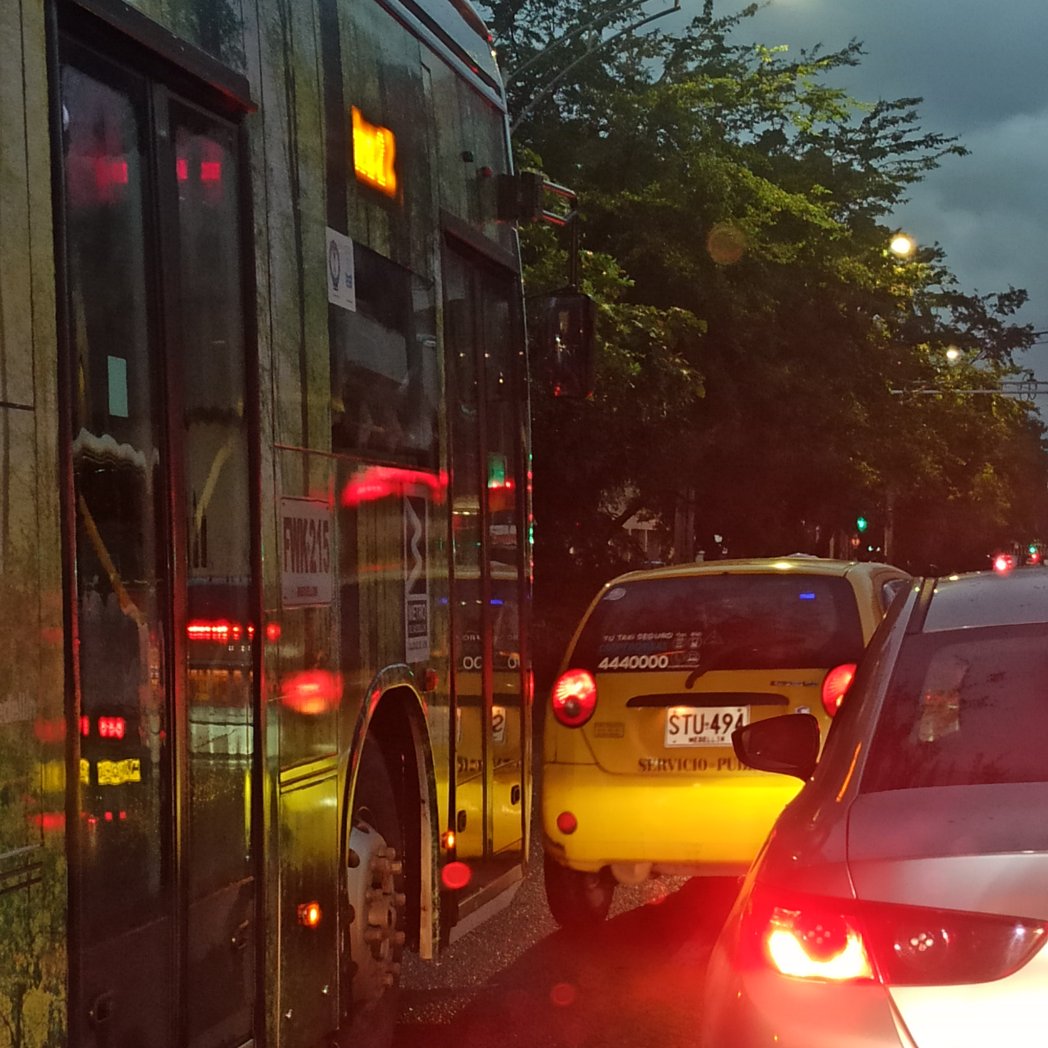 lcmarin3's tweet photo. Avenida el poblado, carro invadiendo "carril solo bus", bus no puede avanzar, @sttmed que estamos haciendo? https://t.co/Hw5L8NaNcT