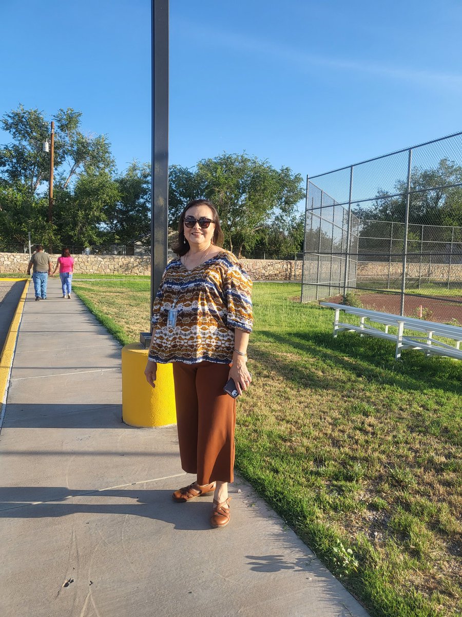 YVallejo_SES's tweet photo. A huge THANK you to the DSC personnel that come to help this first week of school.  Thank you Ms. Corina. The Wolfpack appreciates it. @ESerna_PK8 #TeamSISD https://t.co/qqdvSIGoGt