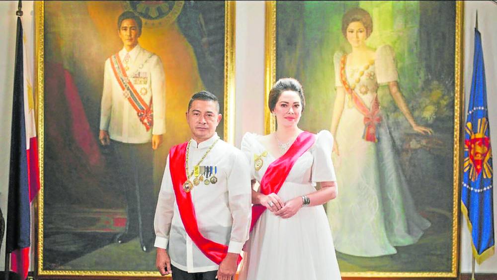 ZPalmarez's tweet photo. @zaido_aquino #MiMNowShowing MIM UNTOLD TRUTH Maid in Malacañang offends KAKAMPINKS and DILAWANS. https://t.co/fQnBxBxbW0