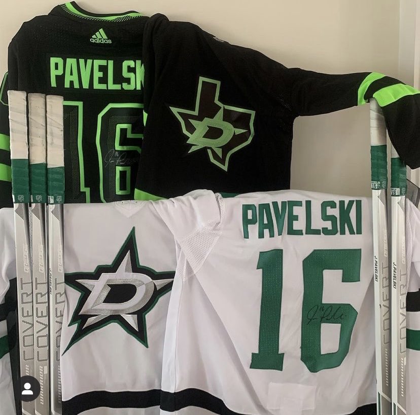 jpav8's tweet image. Who wants a signed jersey??

Entered to win by:

1. ReTweet this post👇
2. Follow ⁦⁦@Morning_Blitz⁩ on Twitter 
3. Sign-up for OUR daily sports Blitz newsletter: torchpro.com/morning-blitz/ 

Good luck and welcome to the Blitz family! ⁦@torchpro_⁩