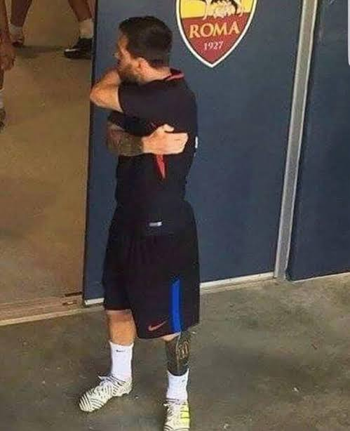 Culernews's tweet photo. Messi abraçando o melhor jogador da história  🫂 https://t.co/o6PzHulowW