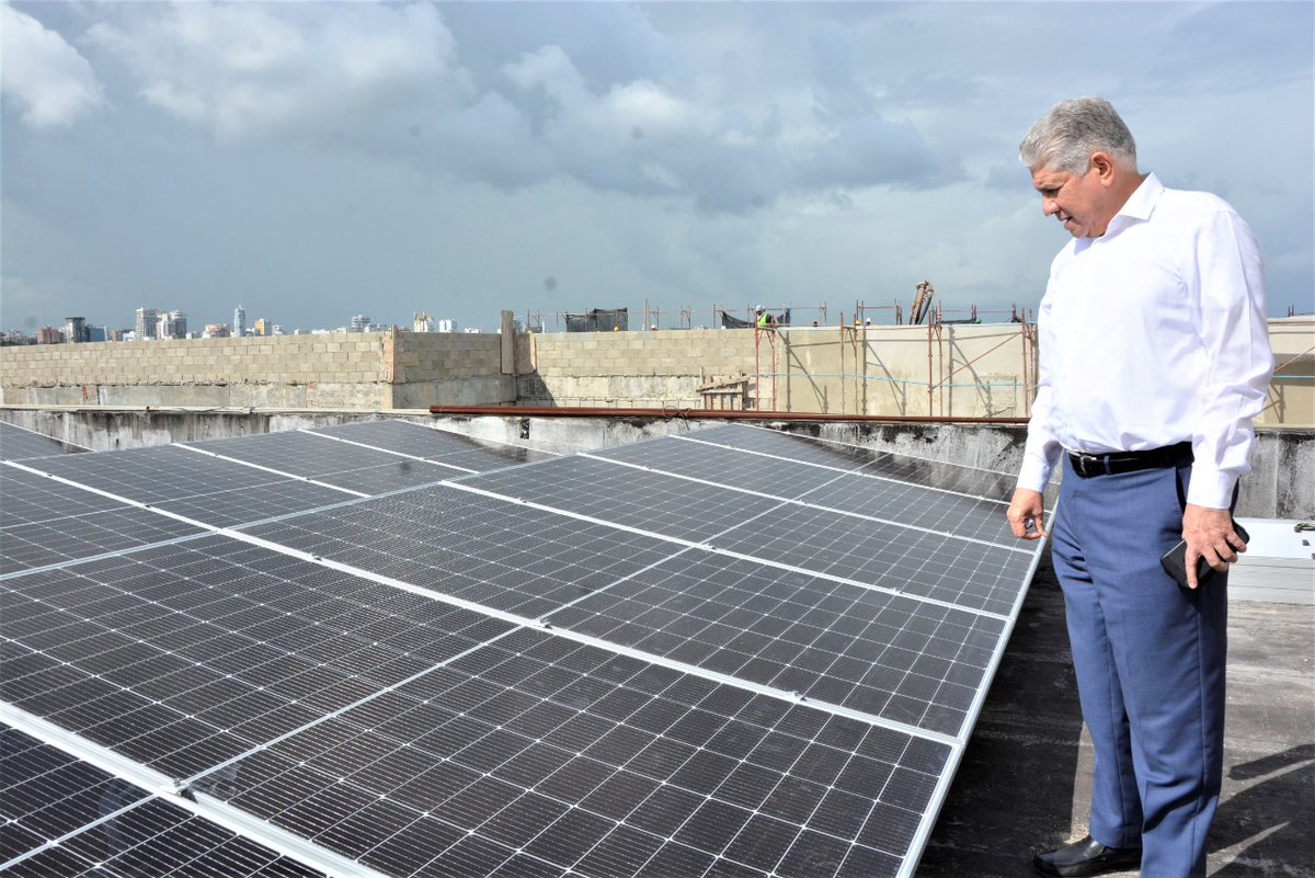 SenadoRD's tweet photo. ☀️⚡️La Cámara Alta transforma su matriz eléctrica con la instalación de un novedoso sistema fotovoltaico compuesto por más de 700 paneles solares en el techo de la sede legislativa, como parte de los trabajos de modernización que desarrolla la institución. https://t.co/ECgtzzShZp