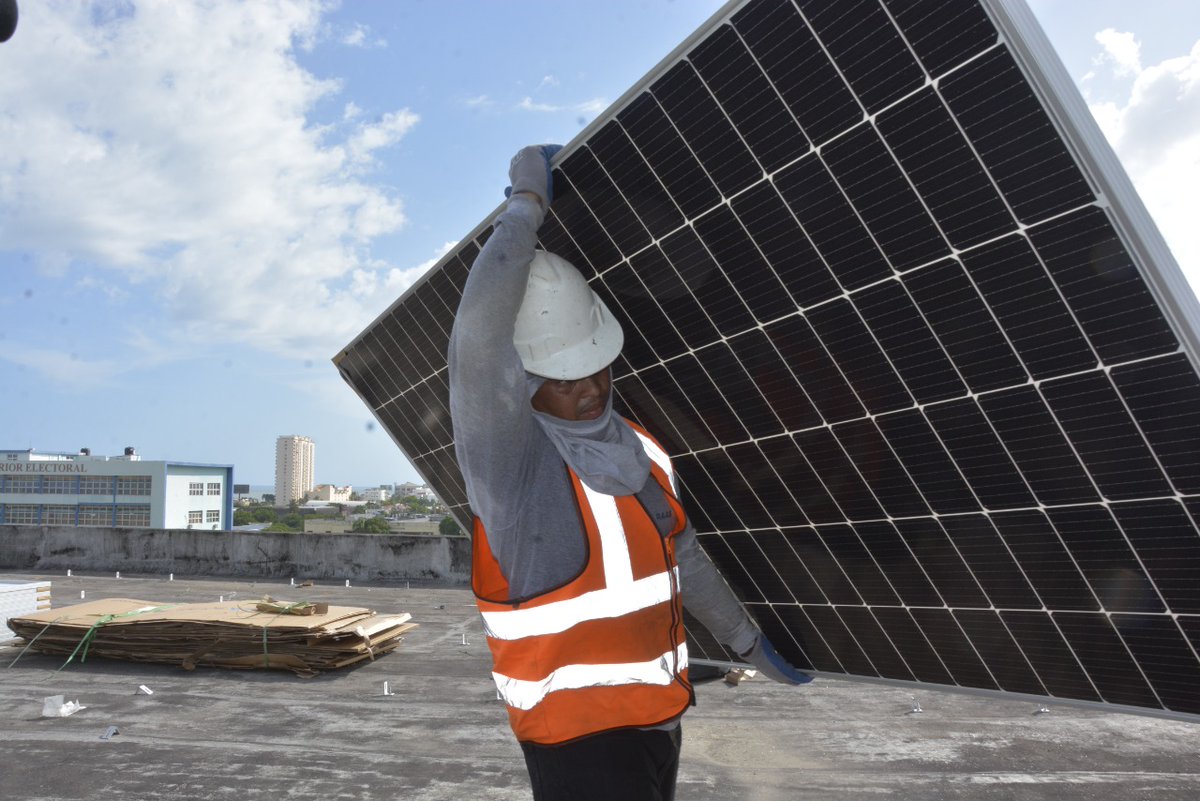 SenadoRD's tweet photo. ☀️⚡️La Cámara Alta transforma su matriz eléctrica con la instalación de un novedoso sistema fotovoltaico compuesto por más de 700 paneles solares en el techo de la sede legislativa, como parte de los trabajos de modernización que desarrolla la institución. https://t.co/ECgtzzShZp