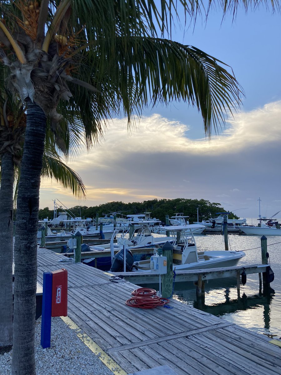 aaronserreWX's tweet photo. Sun behind the anvil of distant storms. Looking west from #FiestaKey 🌤 #FLwx @NWSKeyWest @spann https://t.co/zplkSQpCrk