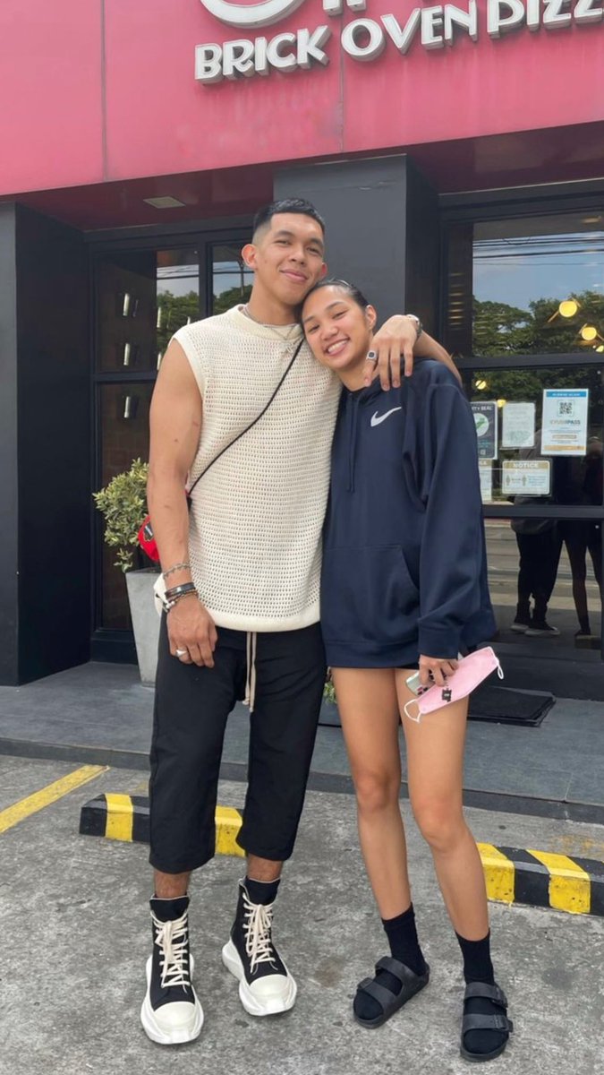 cassregluvr's tweet photo. pov: you picked up your gf after training and ate together after 😗 https://t.co/zD13pPaubI