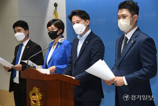 ekgib's tweet image. &amp;lt;경기포토&amp;gt; 경기도의회 민주당, 통합교육지원청 분리 환영

#경기도의회 #더불어민주당 #통합교육지원청 #분리추진 #경기포토 #경기일보