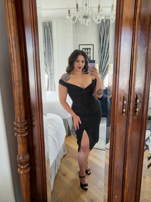 LA archives~ Quick snap getting ready for dinner &amp; a night of walking all over a human mat 👠✨ https://t