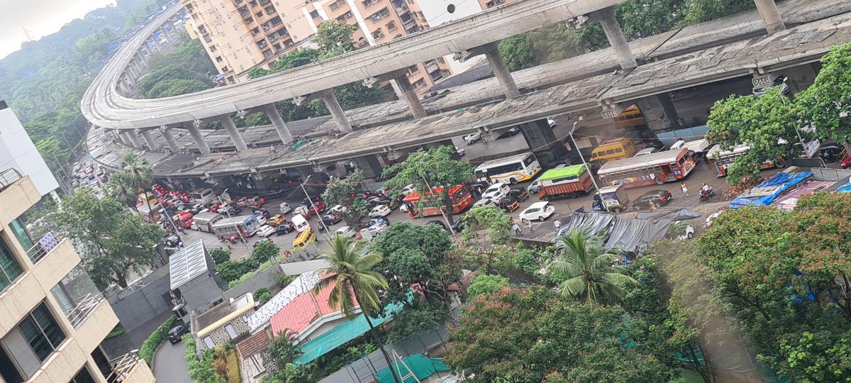 preet1203's tweet photo. @mumbaitraffic @MahaPolice @MumbaiPolice Every day morning frm 7.30 am untill 8.15 am this is the traffic mess on JVLR due to private cars dropping Oberoi International School, JVLR school kids, holding up other office goers, essential vehicles like ambulances, BEST etc https://t.co/dgDj1hyVt0