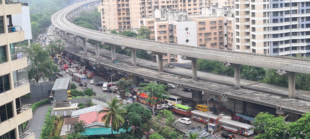preet1203's tweet photo. @mumbaitraffic @MahaPolice @MumbaiPolice Every day morning frm 7.30 am untill 8.15 am this is the traffic mess on JVLR due to private cars dropping Oberoi International School, JVLR school kids, holding up other office goers, essential vehicles like ambulances, BEST etc https://t.co/dgDj1hyVt0