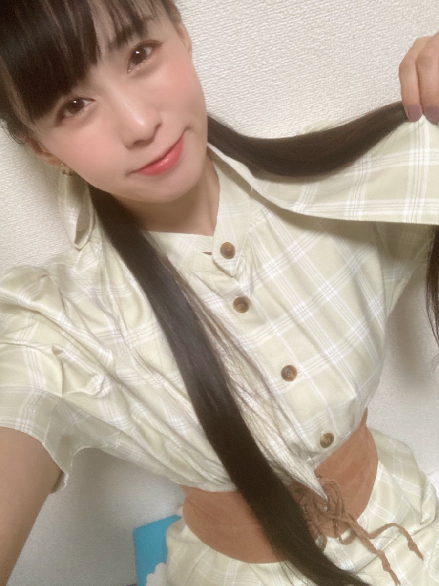 erika_ura's tweet photo. おはよー＼(^o^)／水曜日！
昨日は下の方で二つ結びしてワンピースについていたリボンでアレンジしてみたよー。
二つ結びだけど二つ結び感があまりでないようにしてみた（笑）
今日も暑いみたいなの��体に気を付けてすごしましょー☀️ https://t.co/RRz9o3taeD