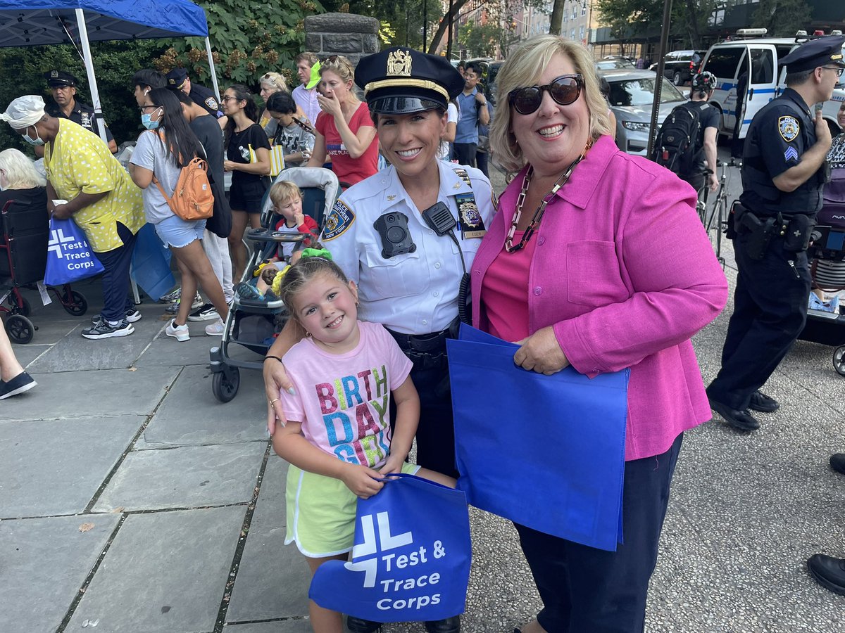 I had a terrific evening talking and celebrating with constituents at the NYPD’s National Night Out! Thank you @NYPD19Pct for your help organizing this event!