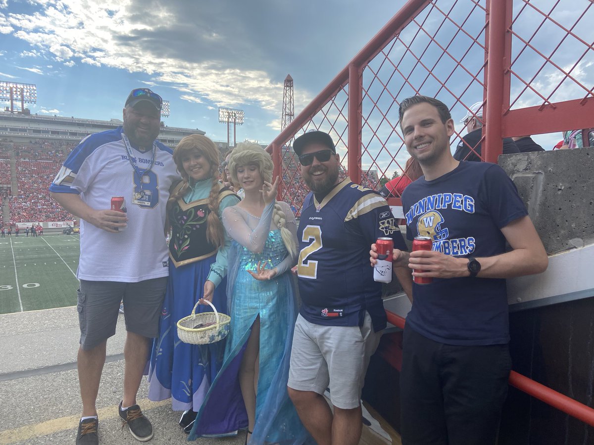 osatopm's tweet photo. Back home. What an amazing weekend and big @Wpg_BlueBombers win!
@mikeywrites14
@tasha_scho
@bluebomberwoman
@remotecola
@RyanKGlobal
#Sec140
#CFL
#ForTheW https://t.co/bXTUWFiKH9
