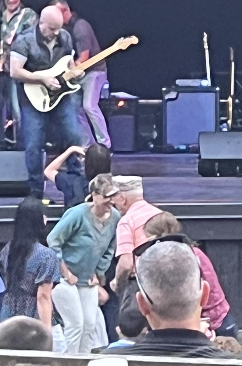 elis_stuff's tweet image. oh to be an old couple dancing to 25 or 6 to 4