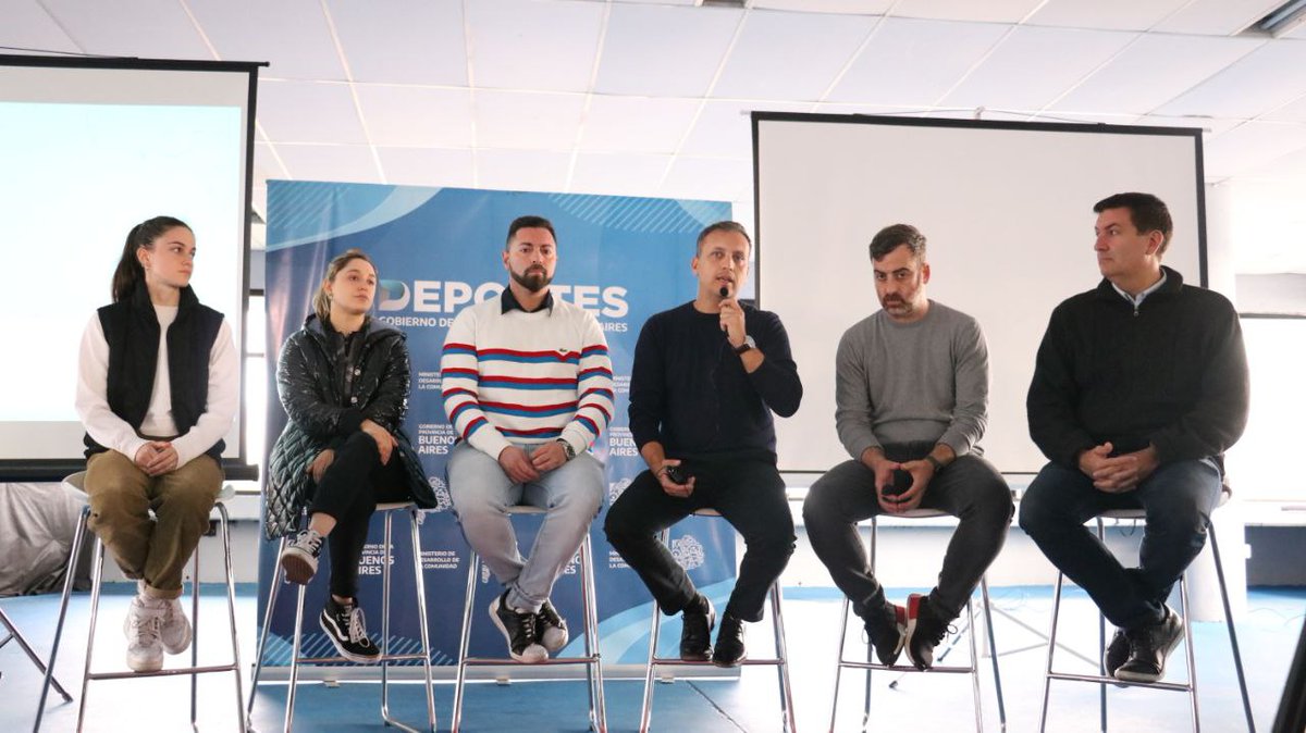 ⚛️ En esta ocasión, el nutricionista de <a href="/Argentina/">🇦🇷 Selección Argentina ⭐⭐⭐</a> e integrante del Comité Asesor en Ciencias del Deporte (#CACD) de @DeportesGBA <a href="/licspena/">Luciano Spena</a> brindó una charla dirigida a deportistas, entrenadores y entrenadoras bonaerenses que forman parte del Programa de Apoyos Deportivos (#PAD).