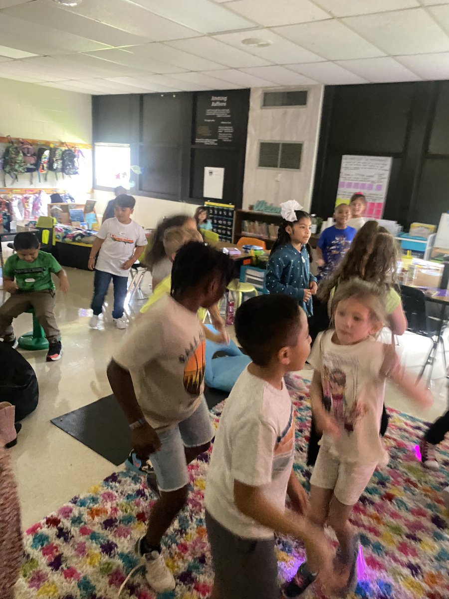 mrsabbyher's tweet photo. Day 2 in 2nd grade was SWEET! I could totally get used to the sweet hugs and notes! ❤️ 
My class is the best! It’s going to be a great year. @OGESeagles https://t.co/Cuo2oTB5Xl