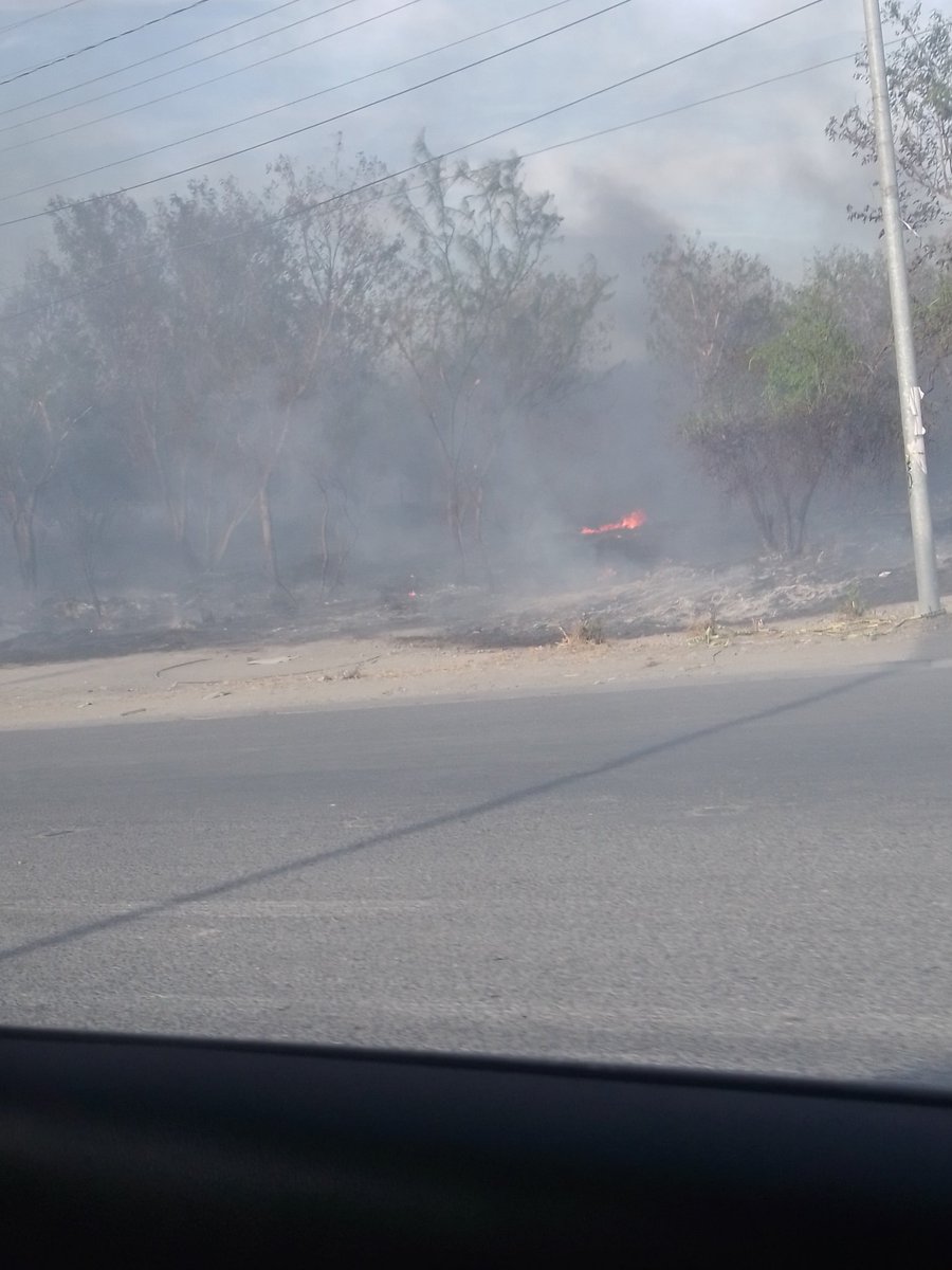 keilacisneros82's tweet photo. Incendio en #apodaca carretera Apodaca -Huinala y av séptima... @ApodacaOficial @cesargarzav @StacLinea https://t.co/iBYI3J8O7V