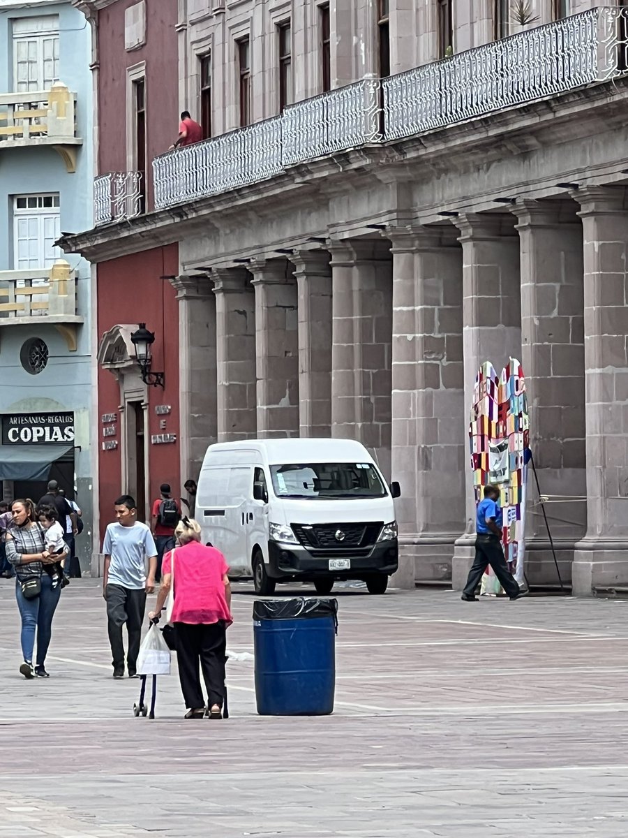 Hoy si de plano! La primera 🚛 de un “inspector” de los puestos de garnachas que  invaden toda la Plaza, se identificó como del <a href="/MunicipioAgs/">Municipio de Aguascalientes</a> valiéndola que sea monumento histórico, sube su camioneta a la exedra.Igual <a href="/GobAgs/">Gobierno del Estado de Aguascalientes</a> Pésimo mi estado, no fuéramos los ciudadanos 😡