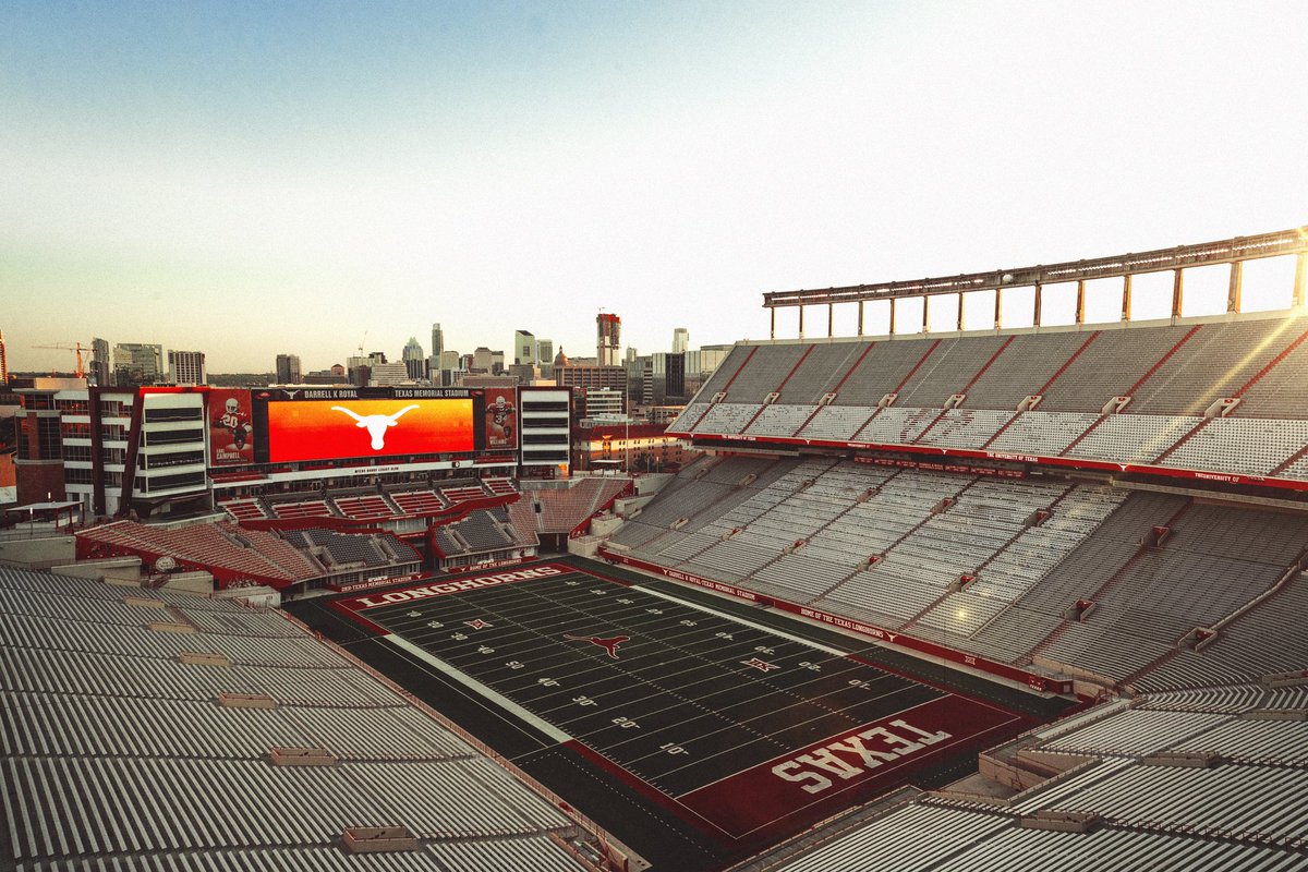 TexasFootball's tweet photo. 🏈🔜 https://t.co/J5cs9kFMRd