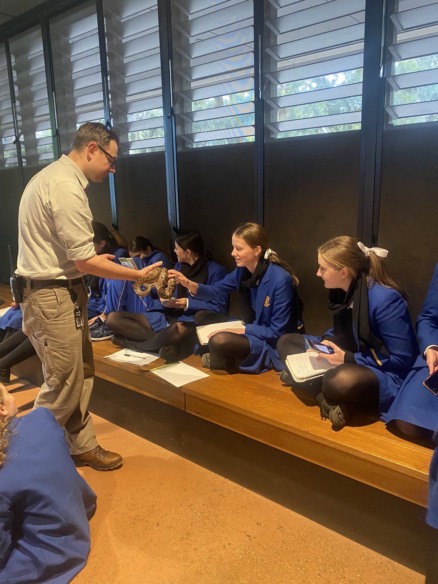 Year 9 Stem students back to hands on learning experiences at <a href="/tarongazoo/">Taronga Zoo</a> to engage and inspire their project on biomimicry space design. Workshop 1 of 7 desert adaptions. Such a cool project @mascorella  #stemgirls #lkstem