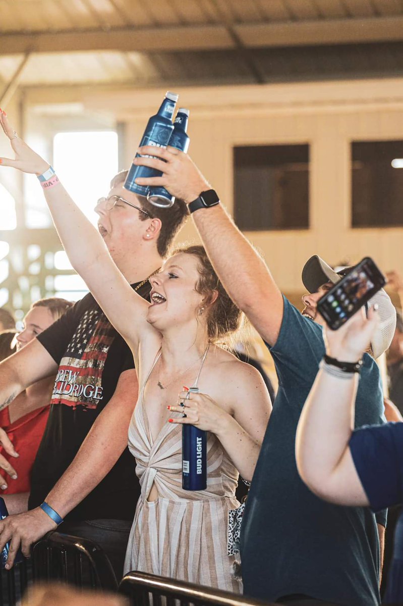 ReagansPro's tweet photo. Ready to double fist an ice cold Bud Light this Thursday for our next concert announcement 🎵🤠🍻

#concertannouncement
#livemusic 
#doublefisting https://t.co/KOrcLdqeVI