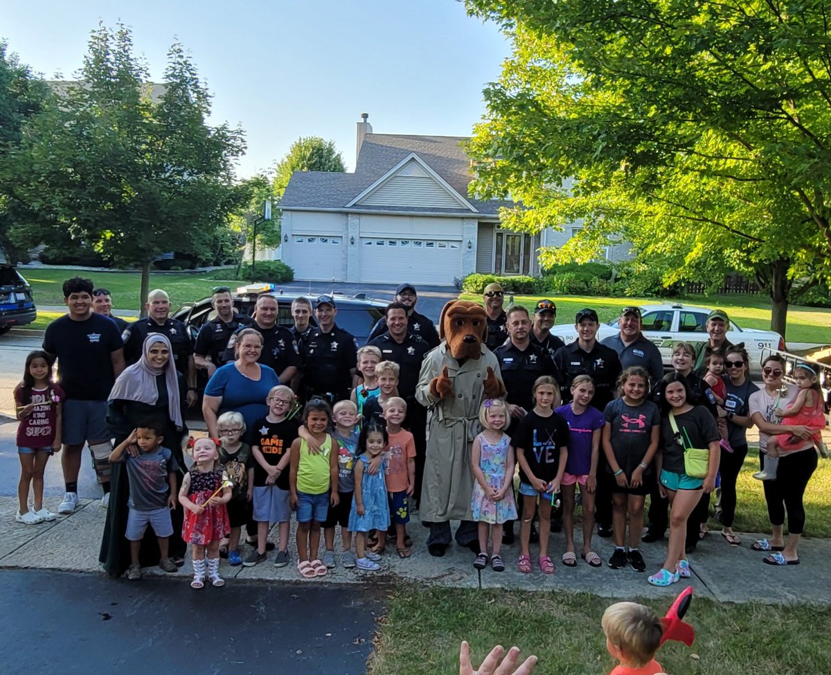 gina_grc's tweet photo. Thank you to @N_AuroraPolice for taking the time to stop by #tannertrails subdivision to brighten our children's day. We greatly appreciate everything you do!! #NAPD #northaurora #neighborhood #policedepartment https://t.co/vuXSml3VqZ