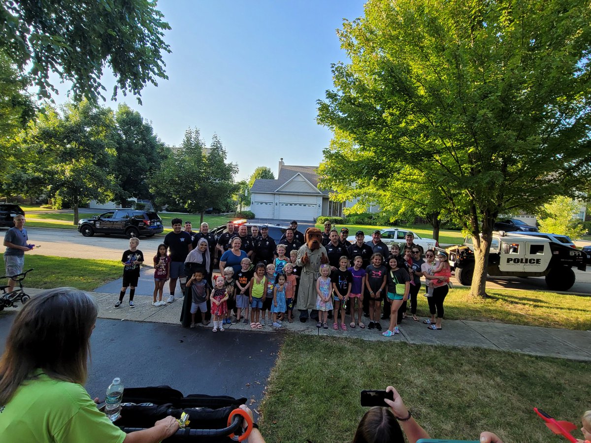 gina_grc's tweet photo. Thank you to @N_AuroraPolice for taking the time to stop by #tannertrails subdivision to brighten our children's day. We greatly appreciate everything you do!! #NAPD #northaurora #neighborhood #policedepartment https://t.co/vuXSml3VqZ