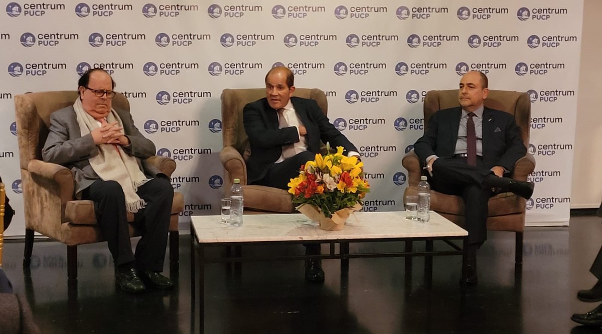 CENTRUMcatolica's tweet photo. @AIndacocheaPeru @bcrpoficial @percymarquina El Director General de Centrum PUCP, @percymarquina nos comenta que el libro “Valoración de negocios" explica de una manera muy sencilla la complejidad de la matemática y la ingeniería financiera.
#CentrumPUCP #EscuelaParaLosBuenosNegocios #EducandoParaUnMundoMejor https://t.co/vFvAUuHFr0