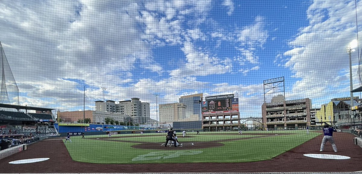 Maybe the best minor league park in the country + great mascot! Southwest University Park in #ElPaso. Add that anthem was done by rock &amp; roll guitar. <a href="/epchihuahuas/">El Paso Chihuahuas</a> <a href="/BobMooreNews/">Bob Moore</a> <a href="/CesarJBlanco/">Cesar Blanco</a> #ElPasoStrong