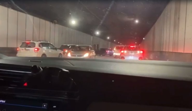 Las autopistas como el Costanera Norte se niegan a responder por las encerronas. Dicen que su contrato es con el Estado no con los consumidores. Uno paga por un servicio y ese servicio incluye un trayecto seguro. Este es el país del Rechazo, donde las empresas siempre ganan.