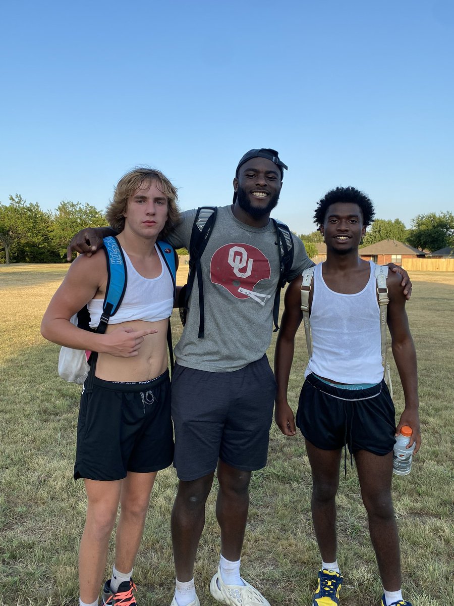 IslandBoy_T's tweet photo. Great work today with @stripling_de 🤘🏾🏈 https://t.co/GAajhrUgaS