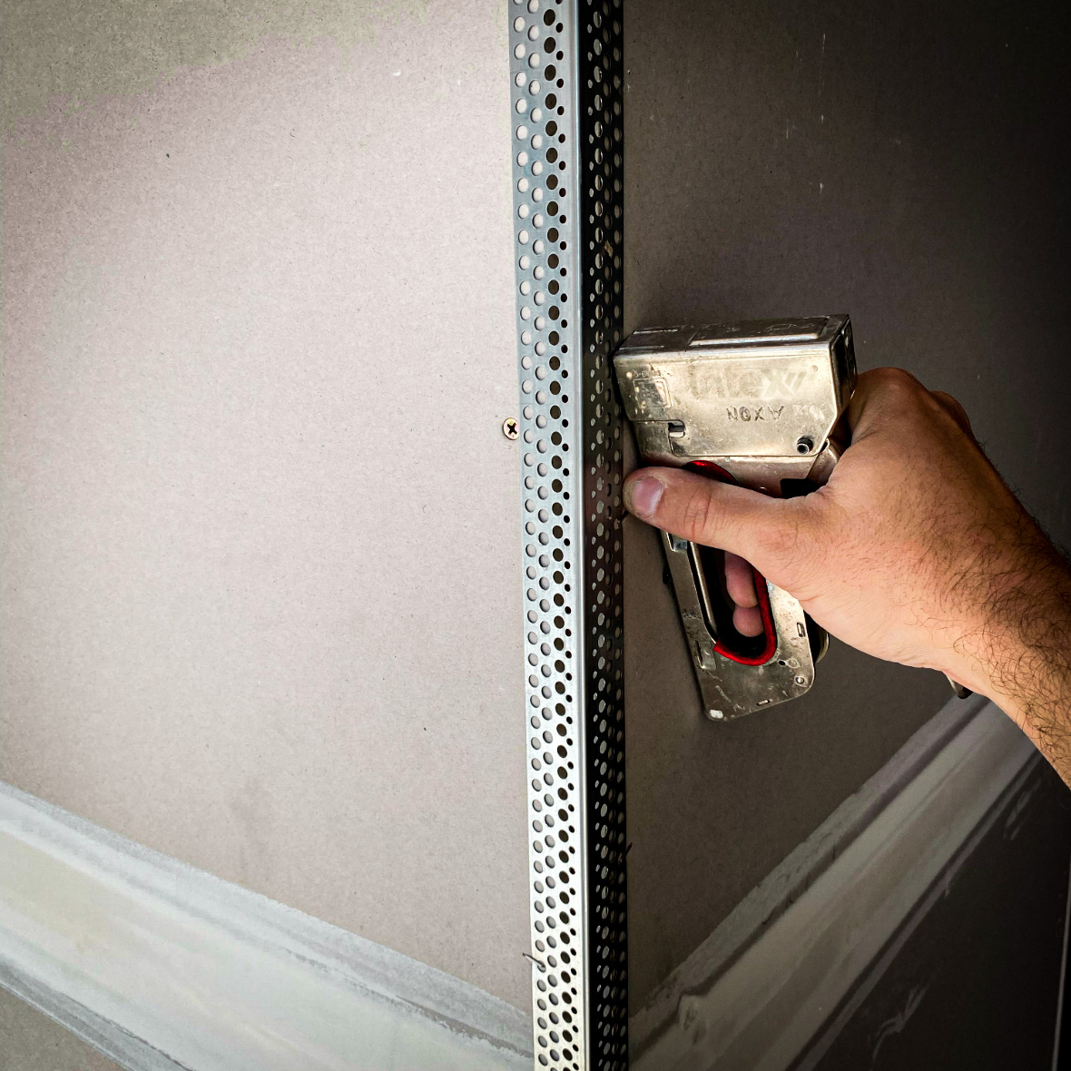 intex_intl's tweet photo. Tony loves the Intex #perfect90! 📐

#PerfectCorners #ExternalAngles #Exy #Intex #IntexInternational #Plastering #Drywall #ExternalAngles #Metalfinishes #Plasterboard #staplegun https://t.co/gZheI2qVTs