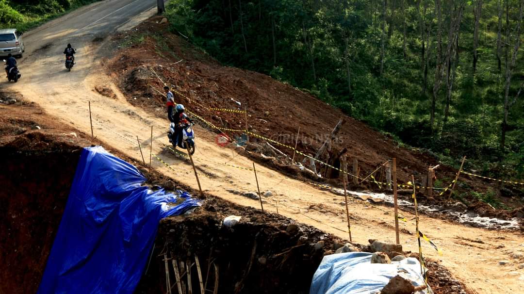 Bu <a href="/susipudjiastuti/">Susi Pudjiastuti</a> Kang <a href="/ridwankamil/">Ridwan Kamil</a> punten ieu di Pakidulan, antawis Sancang Cipatujah kedah enggal diperhatoskeun. Hawatos ti saatos Boboran Idul Fitri dugi ka Juli kamari masih mempalaurkan... 🤘🙏