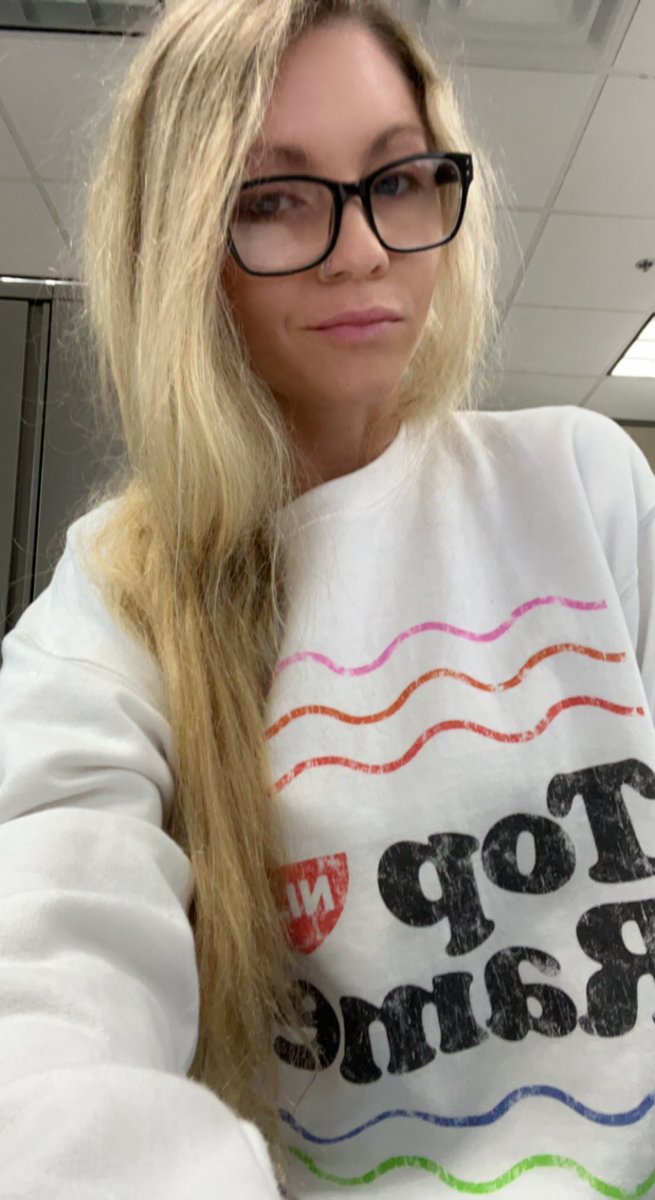 amanduh3313's tweet image. I literally woke up, threw on clothes and my hair hasn’t been touched all day 🤣 #movingproblems