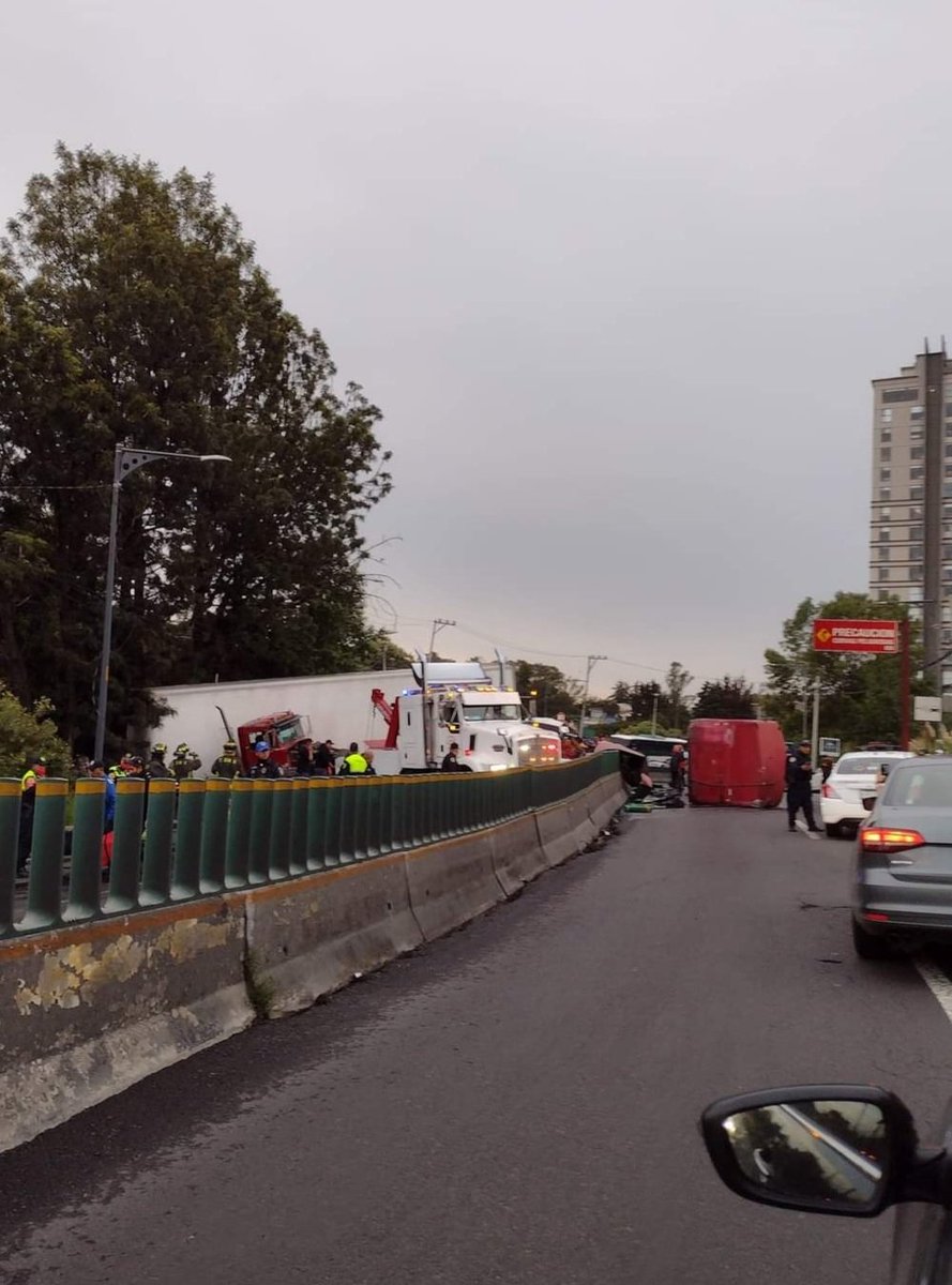 Huitzquillocan's tweet photo. ⚠️ 🚨 
Se registra fuerte choque en Carretera libre México Toluca a la altura del CIDE. Circulación afectada en ambos sentidos
Servicios de Emergencia en el punto. 
Fotos: redes sociales https://t.co/6oyhMbdm97