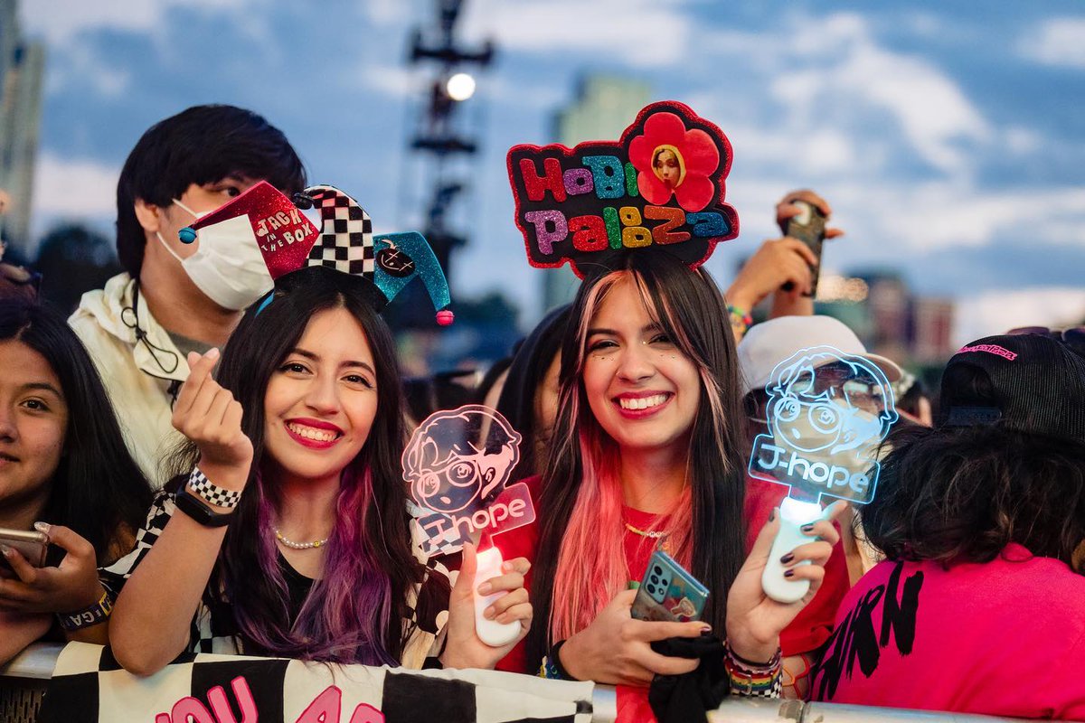 onlybtsonlyarmy's tweet photo. Instagram del fotógrafo Greg Noire con fotos de j-hope en el Lollapalooza (2)

✎ aprendí a hacer corazones con los dedos y lo que significa salanghaeyo en el #jhope x #lollapalooza. esta multitud tenía lxs alocadxs más educadxs que he visto en mi vida

#jhopeAtLollapalooza https://t.co/ATP071HPAJ