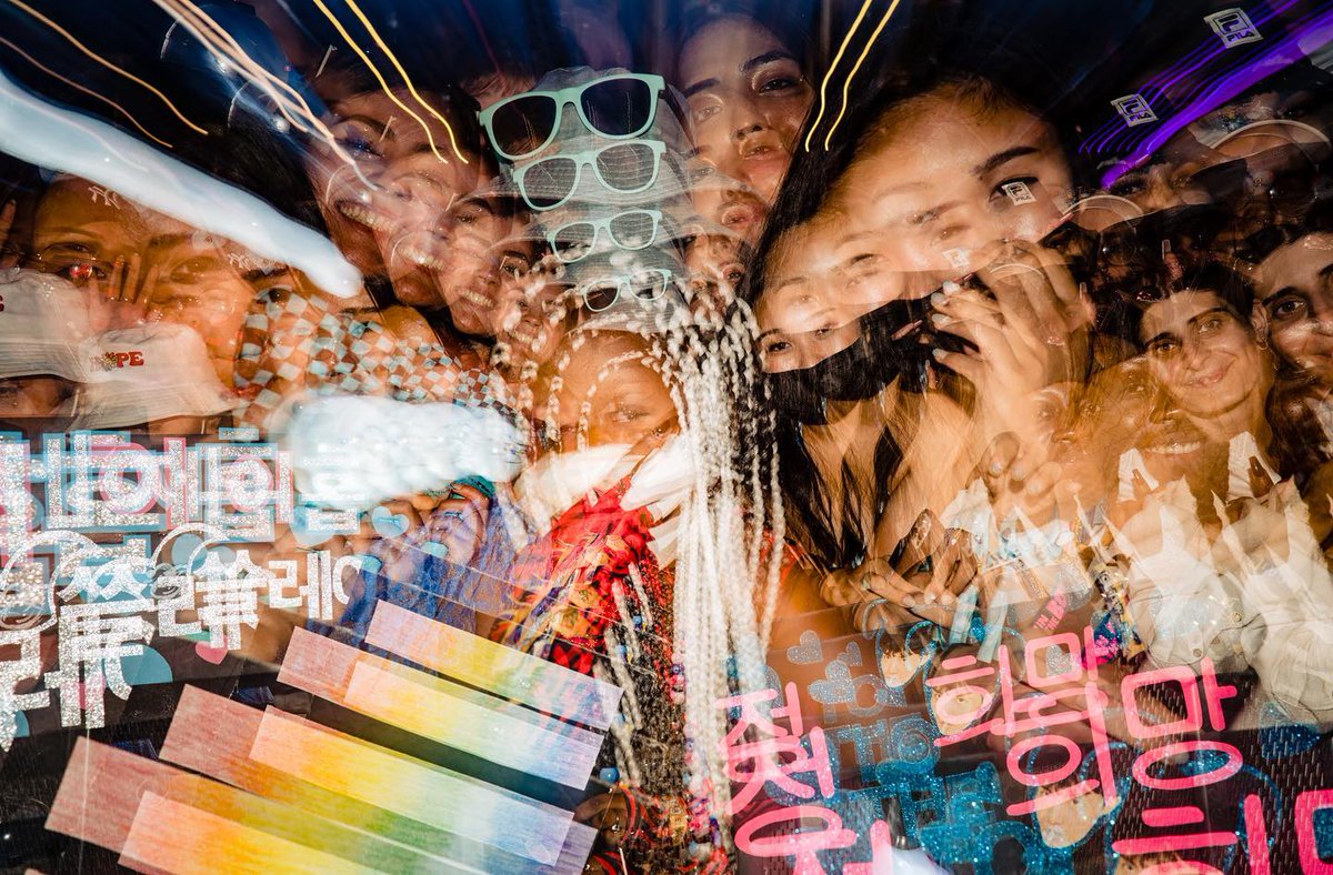 onlybtsonlyarmy's tweet photo. Instagram del fotógrafo Greg Noire con fotos de j-hope en el Lollapalooza (2)

✎ aprendí a hacer corazones con los dedos y lo que significa salanghaeyo en el #jhope x #lollapalooza. esta multitud tenía lxs alocadxs más educadxs que he visto en mi vida

#jhopeAtLollapalooza https://t.co/ATP071HPAJ