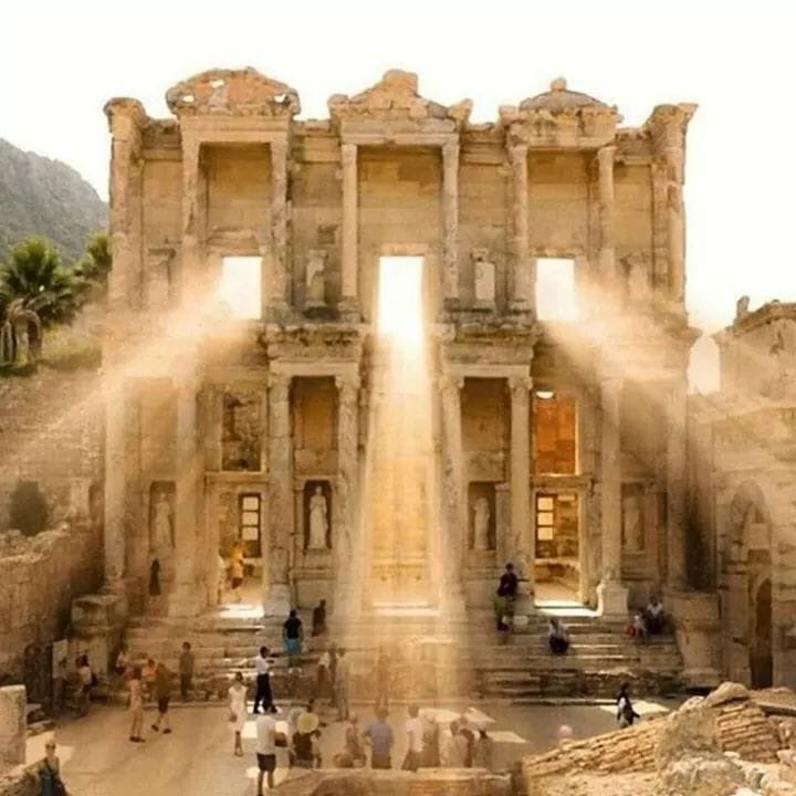 gandalf_u's tweet image. Biblioteca de Celso

¿Qué mejor homenaje para un hombre culto que una gran biblioteca? 

Tal vez eso pensó el cónsul Tiberio Julio, cuando construyó para su padre Tiberio Julio Celso, cónsul y procónsul romano, la biblioteca de Celso, la más gran de Asia Menor, en Efeso.