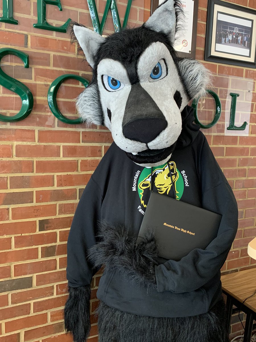 MountainViewHi2's tweet image. The Mountain View family wishes a huge congratulations to our Summer 2022 Graduates who were awarded their diplomas today! We are so proud of you! Celebrating momentous milestones is what #WeDoAtMountainView #familyloverespect @FCPS_OSS @theapstone