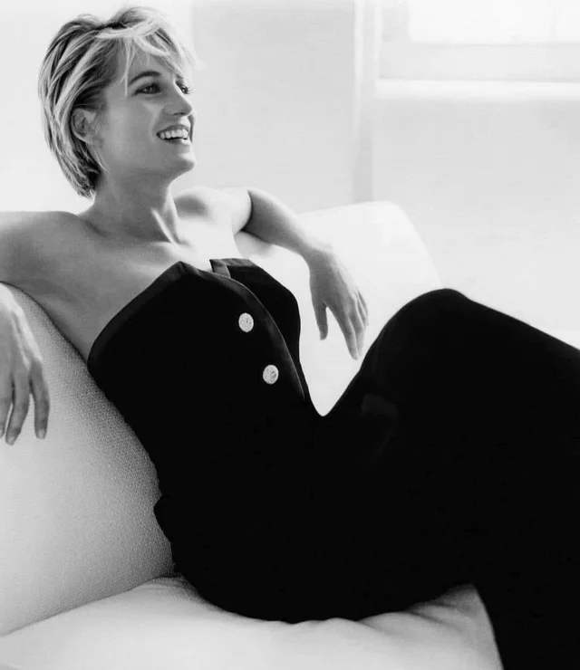 HistoryHubPics's tweet photo. Princess Diana, last photoshoot by Mario Testino for Vanity Fair, 1997 https://t.co/8fVrPZAivJ
