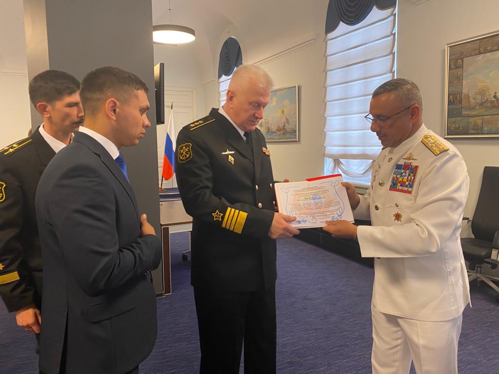 ArmadaFANBVzla's tweet photo. (2/3) lacrado en su portanombre la identificación del Cmdte Supremo Hugo Chávez Frías, al Almirante Nikolai Anatolievich Yevmenov, Comandante en Jefe de la Armada Rusa, así como también se firmó el acta de entrega de donación, con la finalidad de formar parte de la exhibición https://t.co/Z5fuiEIte1