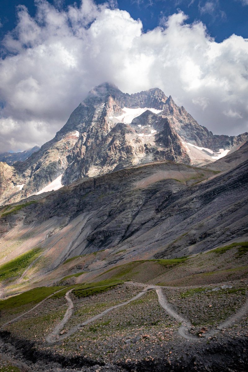 Je crois qu'on est quand même sur les plus belles montagnes que j'ai jamais vu. 

Écrins, août 2021.

#ecrins #jpeuxpasjairando #jpeuxpasjaimontagne 
@PnEcrins