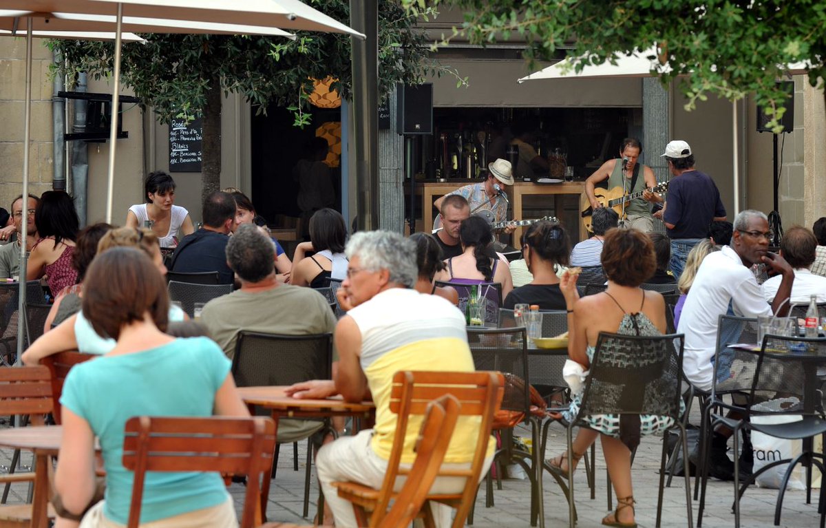Apéro concert tous les samedis de l'été devant le théâtre de Brive.
Samedi 13 août, les années 80 avec Nadine Andrieux de 11h à 13h. tous l'agenda 👉 bit.ly/3BGNdvR