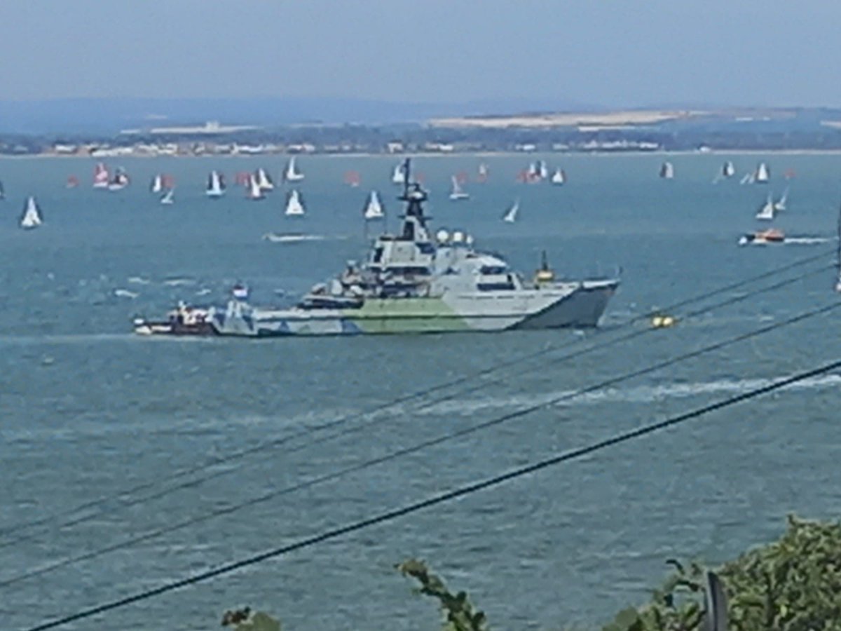 LT_CCF_SBr's tweet photo. I used to love seeing the @RoyalNavy Guard Ship being in Cowes when the Royal yacht was here. Welcome to Cowes @hmssevern ⚓️
#Wednesdayvibe
#CowesWeek22 https://t.co/09LKcekVjB