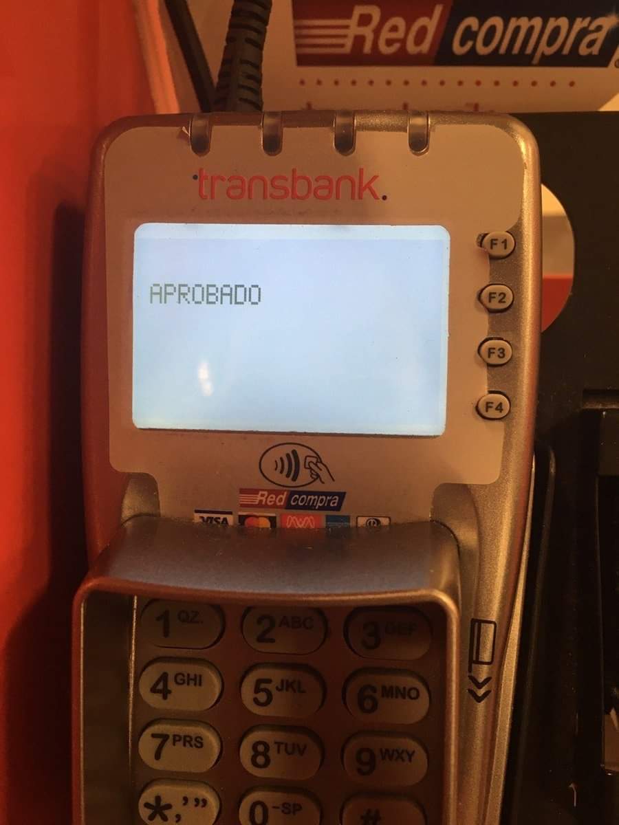 NomasCamilo's tweet photo. Sebador @chahuan, ayer fui al almacén de la esquina y me encontré con esta campaña, en la máquina de Redcompra decía #Apruebo. Hay que denunciar a la super intendencia de bancos, porque el gobierno está haciendo campaña hasta en almacenes. https://t.co/3A2I1LsJGi