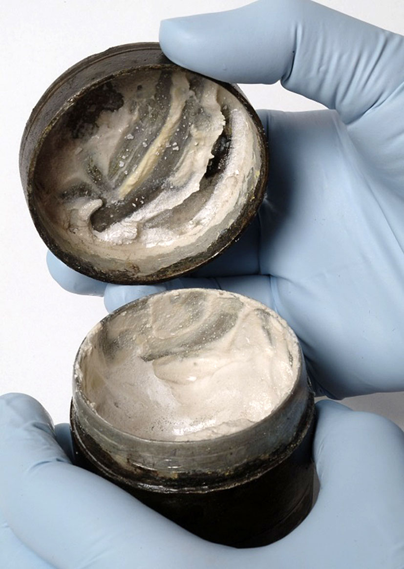 The Classical Compendium 🏛️ (@TheClassicalCo) on Twitter photo 2022-08-03 06:40:49 A truly remarkable find - An intact tub full of 1,800 year-old Roman face cream. Found in London in a temple complex dedicated to Mars, it was made mostly of animal fat. The fingerprints of its owner can still be seen. 🏛️@MuseumofLondon #Classics #Roman #Archaeology #History A truly remarkable find - An intact tub full of 1,800 year-old Roman face cream. Found in London in a temple complex dedicated to Mars, it was made mostly of animal fat. The fingerprints of its owner can still be seen. 🏛️@MuseumofLondon #Classics #Roman #Archaeology #History