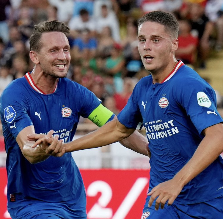 stijnisdruk's tweet photo. Get yourself a girl who looks at you, the way Luuk looks at Joey. 

#MONPSV ❤️🤍💡 https://t.co/e6X8wvEOi9