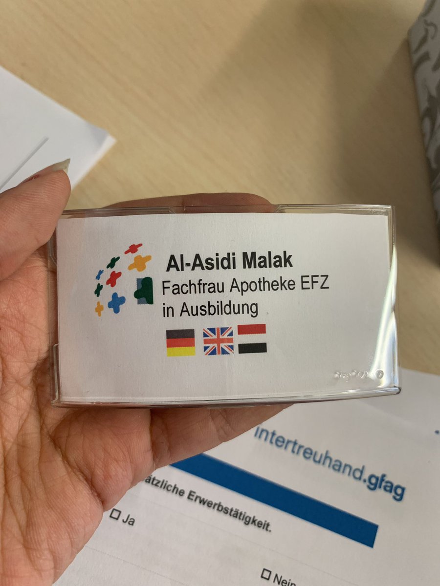 اول يوم عمل لابنتي #ملاك  كأخصائيه صيدله تحت التدريب في #سويسرا وتضع علم #اليمن بجوار العلمين الالماني والبريطاني كدلاله على اجادتها للثلاث اللغات .. 
انه يوم فائق البهجه وخطوه جديده نحو نجاح دائم ومتألق.
والتحية لشريكة العمر والإنجاز ام ملاك فهذه ثمار تربيتها ومتابعتها .