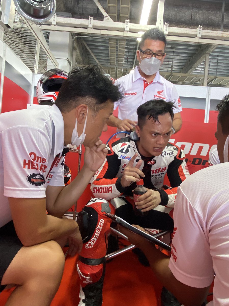 HADRwithSHOWA's tweet photo. Practice today to simulation as on race day🥵

#toohottorace 
#asiapower #suzuka8hours 
#showasuspension #poweredbymotul #showadenki #cbr1000rrr #hrc #hondaracingcorporation 
#hondaasiadreamracing 
#hondaasiadreamracingwithshowa 
#🇮🇩🇮🇳🇻🇳🇹🇭🇵🇭🇲🇾🇦🇺🇯🇵 https://t.co/wlydfd8rOx