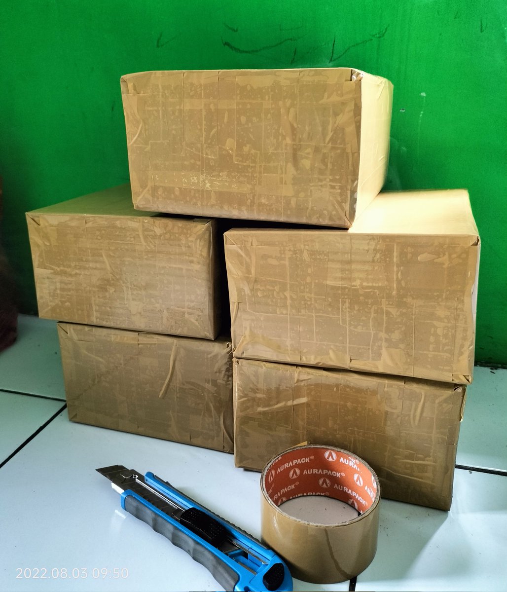 DhafirBibit's tweet photo. Sambil menunggu paket di pic up Abang kurir, sebaik nya kita lanjut panen dan timbang" untuk kirim nanti sore #jaheMerah https://t.co/7KW1fl77Vr