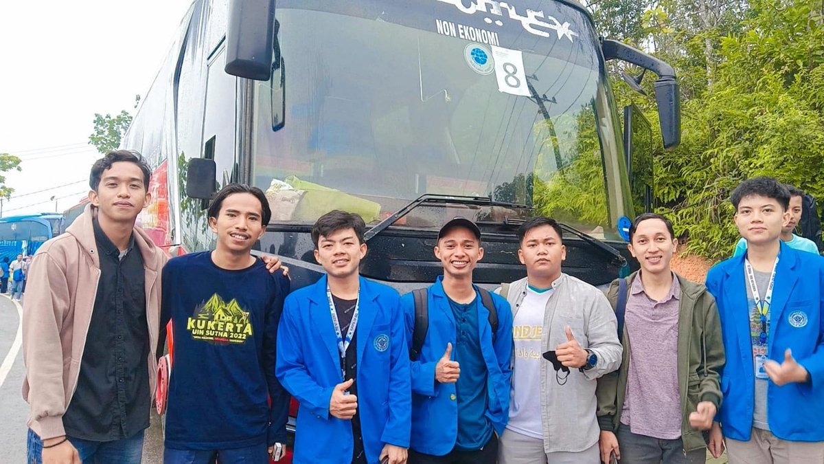 apepsumeru's tweet photo. قِفا نَبكِ مِن ذِكرى حَبيبٍ وَمَنزِلِ

Berhentilah sejenak, mari menangis,
mengenang rumah dan orang-orang tercinta

~Imruul Qais https://t.co/vFg1KBYtpj